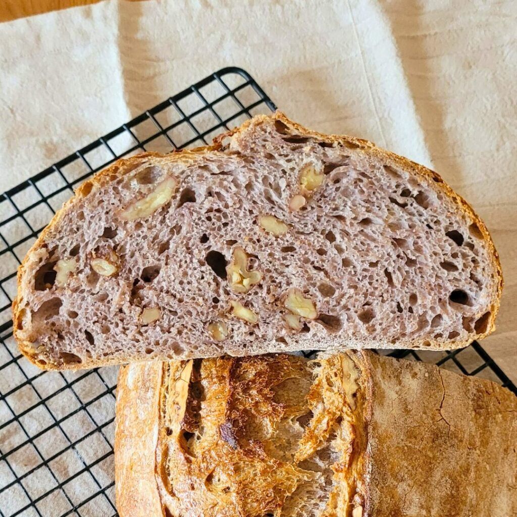 Walnussbrot mit Sauerteig und Ruchmehl